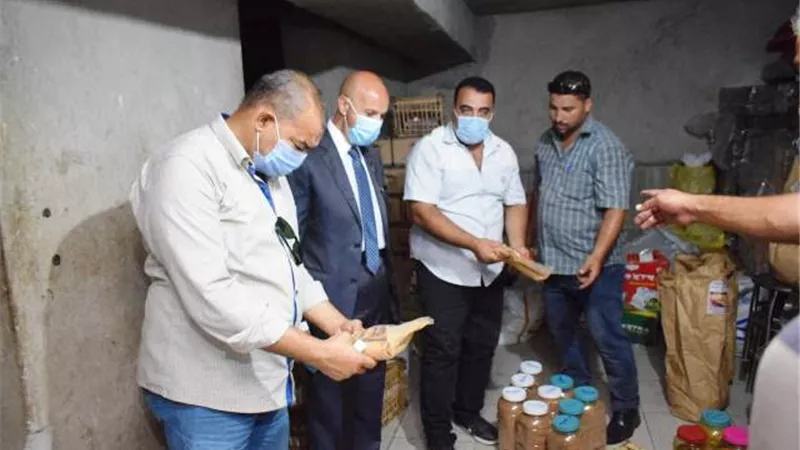 غلق مخزن ومطعم شهير واعدام 3 اطنان من الاغذية فى الشرقية.. بالصور