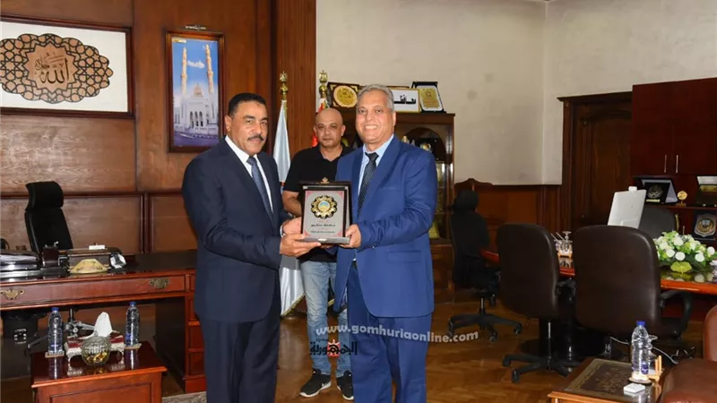 محافظ مطروح يكرم وكيل وزارة الصحة السابق بمطروح