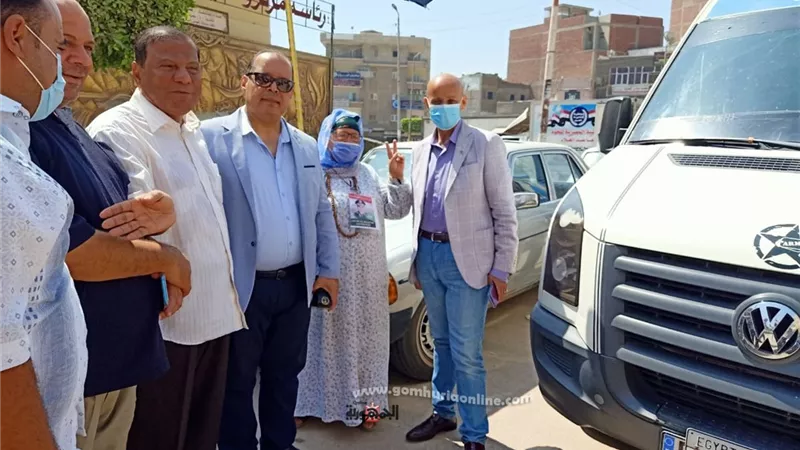 وكيل وزارة الصحة يتابع تطعيم المواطنين بالعيادات المتنقلة أمام مكاتب البريد بمدينة أبوحماد