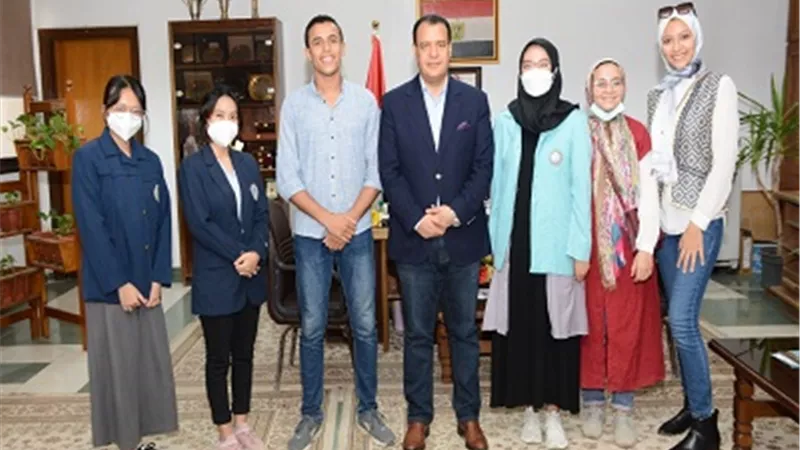 نائب رئيس جامعة أسيوط يستقبل 3 طالبات أندونسيات للتدريب بكلية الصيدلة