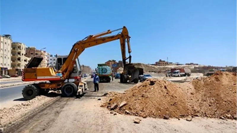 استمرار أعمال رفع الكفاءة والتطوير بشارع الكهف بمدينة الغردقة