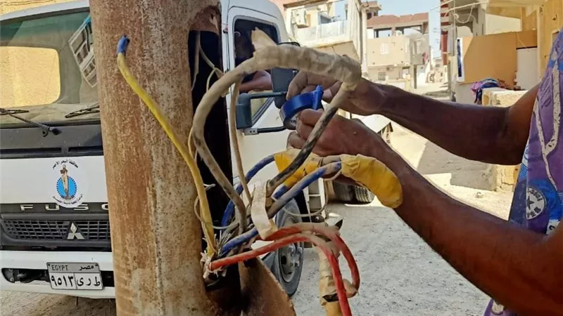 إستمرار الصيانة الدورية لاعمدة الإنارة بالشوارع الفرعية والرئيسية بالقصير