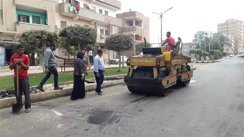 النمر يناشد المواطنين بانهاء توصيلات المياه والصرف الصحى والغاز لمنازلهم قبل رصف 70 شارع بقويسنا.. بالأسماء
