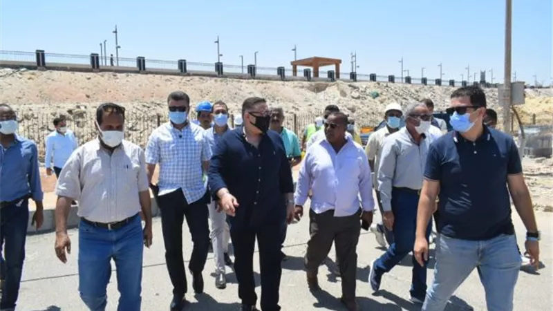 محافظ البحر الأحمر يتفقد أعمال تطوير الشاطئ العام فى الغردقة.. بالصور