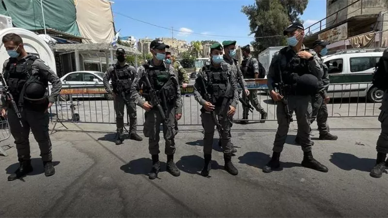 القوات الإسرائيلية تعتدى على المصلين في المسجد الإبراهيمي
