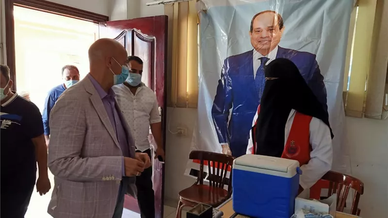 وكيل الصحة بالشرقية يتابع تطعيم المواطنين بالمصانع والبنك الأهلي والمركز الطبي