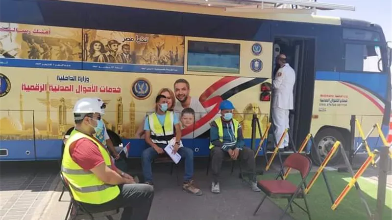 بالصور سيارات المراكز التكنولوجية المتنقلة تقدم خدماتها للمواطنين بالعلمين الجديدة والساحل الشمالي