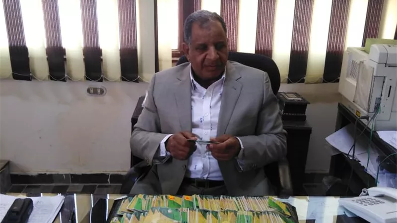 محافظ أسيوط يشدد على حظر تجميع البطاقات التموينية لدى البقالين والمخابز