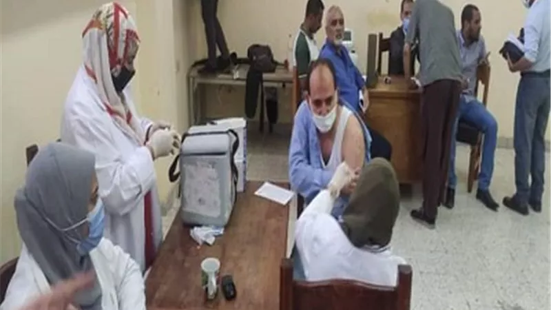 الفرق الطبية بصحة قنا تقدم لقاح كورونا للعاملين بالقطاعات الحكومية المختلفة