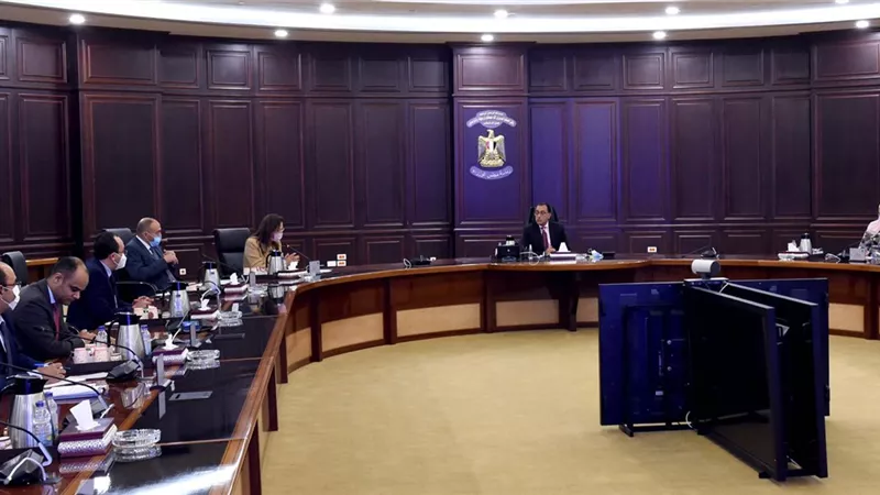 رئيس الوزراء يتابع خطوات تنفيذ المشروع القومى لتنمية الأسرة المصرية تمهيدا لإطلاقه من الرئيس