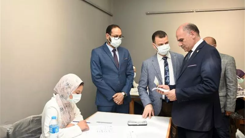 رئيس جامعة الأقصر يواصل متابعة اختبارات القدرات بكلية الفنون الجميلة