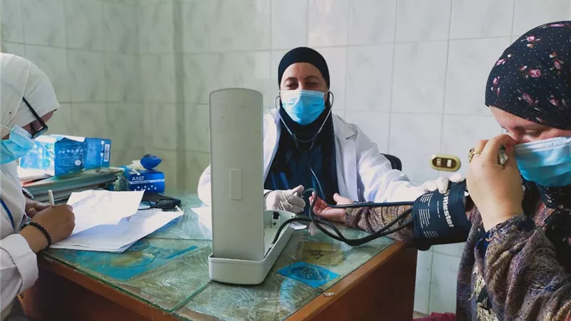 الكشف الطبي على ١٦٠٠ مريض بالقافلة الطبية بقرية سنهوا