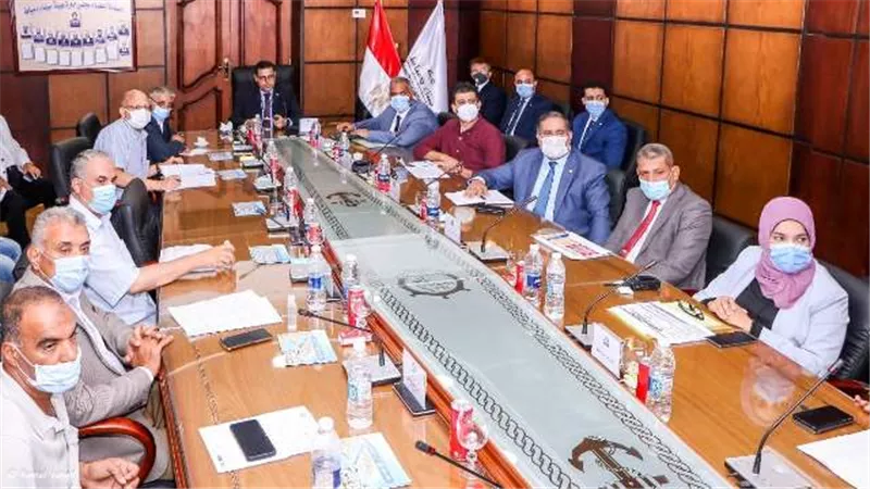 لجنة متخصصة تتفقد مخازن البضائع والرواكد بميناء دمياط