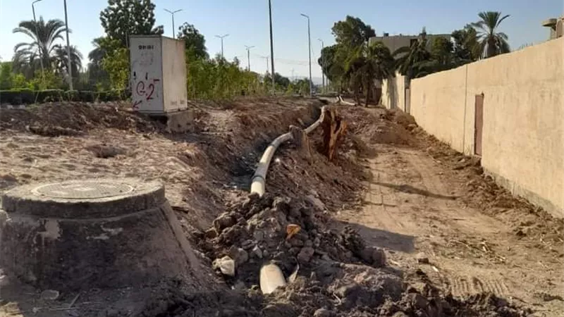 رئيس مدينة الأقصر يتفقد أعمال توصيل الصرف الصحى بحى المطار