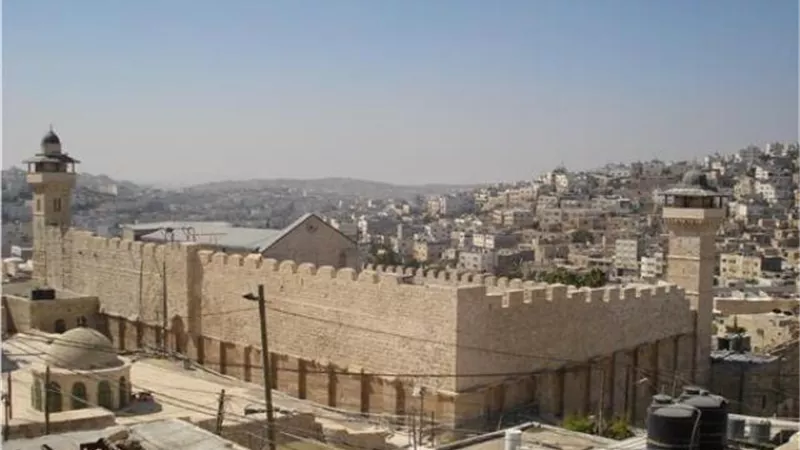 الأوقاف الفلسطينية تغلق مساجد الخليل غدًا واداء صلاة الجمعة في الحرم الإبراهيمي الشريف لحمايته