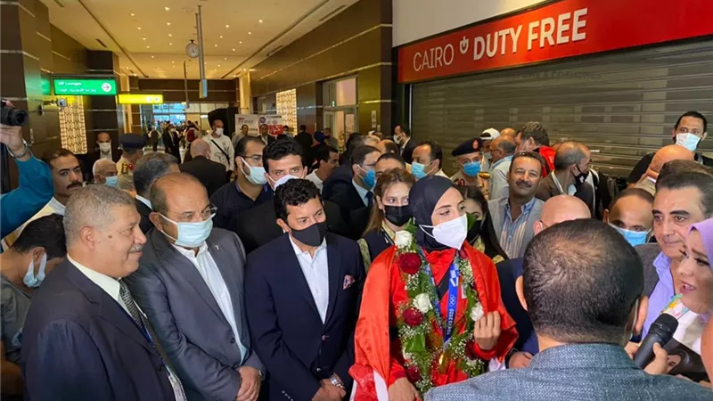أشرف صبحى يستقبل فريال أشرف البطلة الأولمبية بمطار القاهرة