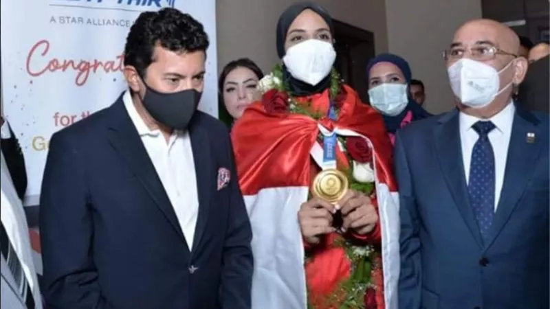 مصرللطيران تستقبل فريال أشرف وأحمد الجندي أبطال الذهب والفضة