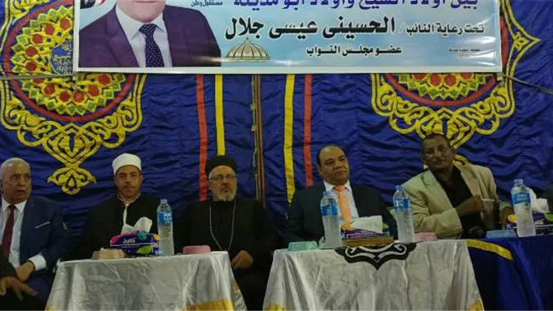 جلسة صلح بين أبناء العمومة بعائلة العقايلة بقرية بنى فيز بصدفا