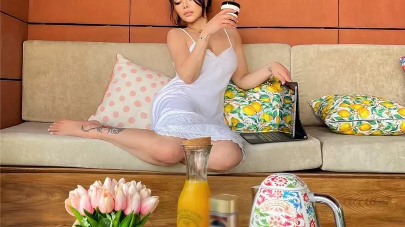 هيفاء وهبي بملابس مثيرة.. والجمهور يتغزل بها 