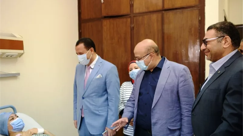 نائب رئيس جامعة أسيوط فى لطالبة بعد إجرائها عملية جراحية.. بالصور