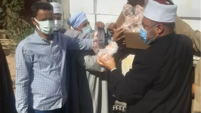 محافظ أسوان يتابع توزيع 4 أطنان من لحوم صكوك الأضاحى في أدفو