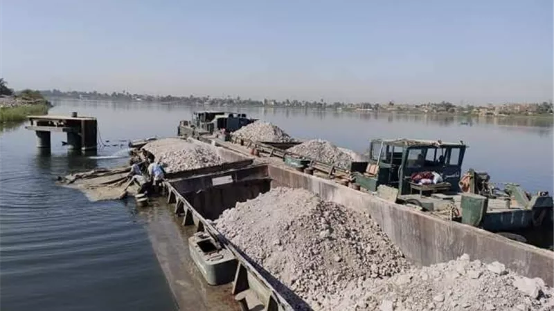 مدير رى قنا : حركة الملاحة لم تتأثر بغرق قاطرة نهرية أمام قناطر نجع حمادي