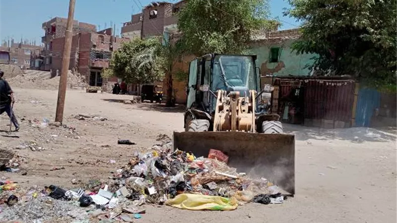 تكثيف حملات النظافة وتسوية الطرق والشوارع في أسيوط ..صور