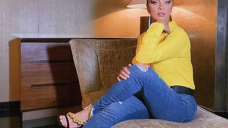 بالأصفر .. إطلالة مبهجة للنجمة اللبنانية نور