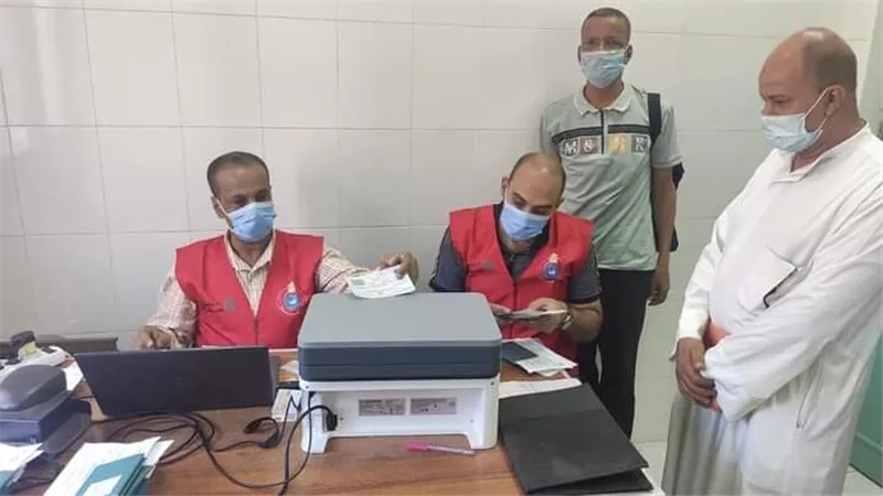 صحة قنا تواصل إعطاء لقاح كورونا للمسافرين إلى الخارج