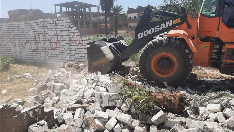 ازالة ٦ حالات تعدى على مساحة ٧ قراريط بإسنا جنوب الأقصر