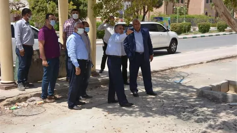 محافظ الوادي الجديد يتفقد تطوير درب السندادية والابراج السكنية بالخارجة