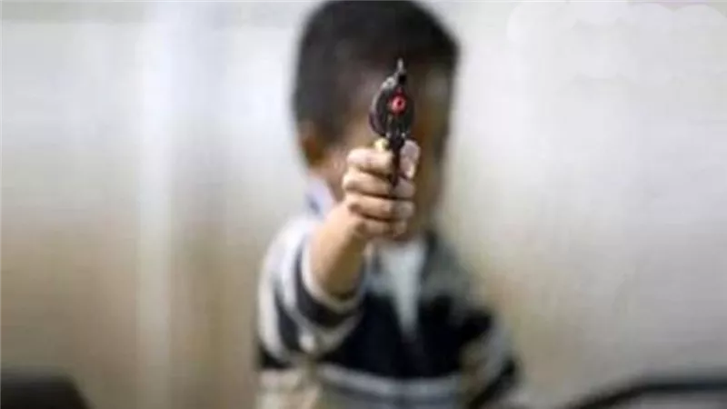 يقتل أمه وهي تتحدث في الهاتف.. كان يلعب بمسدس
