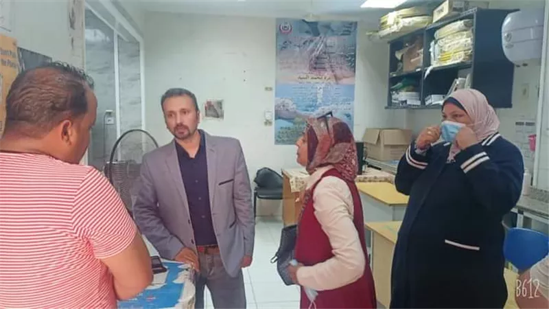 وكيل وزارة الصحة بمطروح يتابع تطعيم المواطنين بمكتب صحة مطروح أول