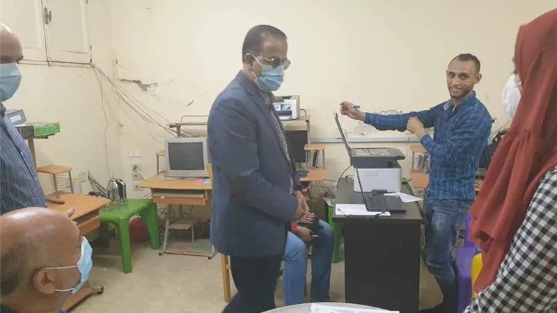 وكيل الصحة بالقليوبية يتفقد ٤ مراكز لتطعيم المسافرين للخارج بلقاح كورونا