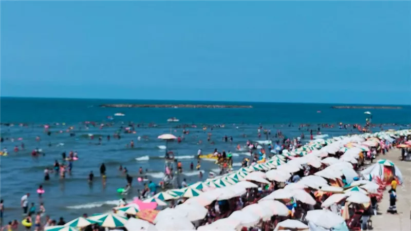 إنقاذ ٤٠ مواطنا من الغرق وإعادة ٤١٥ طفلا تائها لأهلهم بمصيف رأس البر