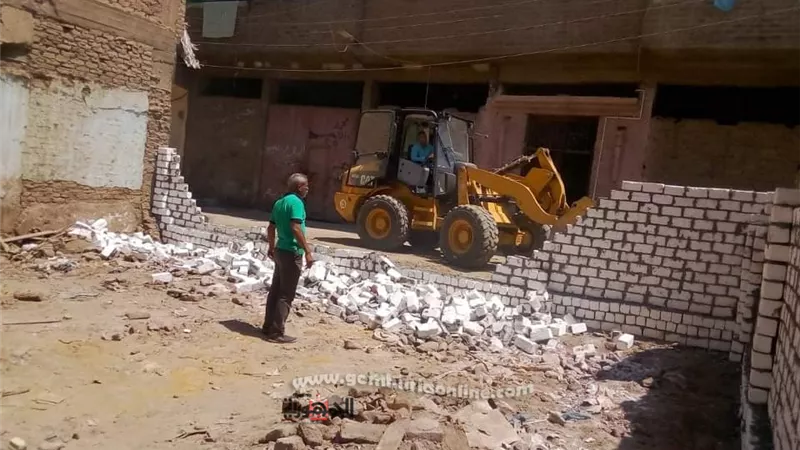 رصد وإزالة أعمال سور مخالف بمدينة الأقصر