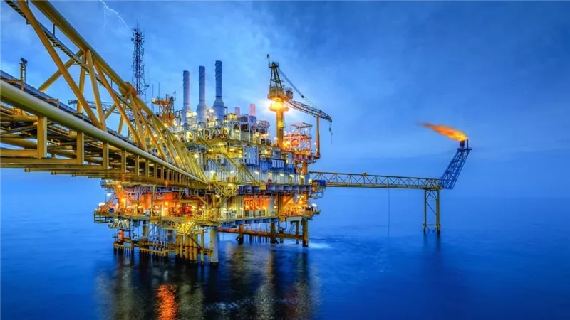 النفط يتماسك فوق 70 دولارا رغم توقعات لطلب أضعف