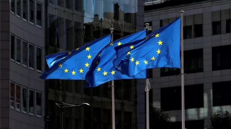 المفوضية الأوروبية.. إطلاق مبادرة جديدة لإعادة تدوير الزجاجات البلاستيكية