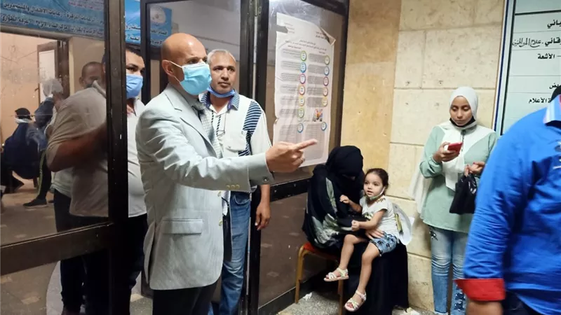 مسعود يشرف بنفسه علي تنظيم توافد المواطنين وتطعيمهم بلقاح كورونا