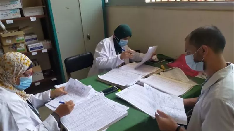 الكشف على ١٣٠٠ مريض بالقافلة الطبية فى فاقوس.. بالصور