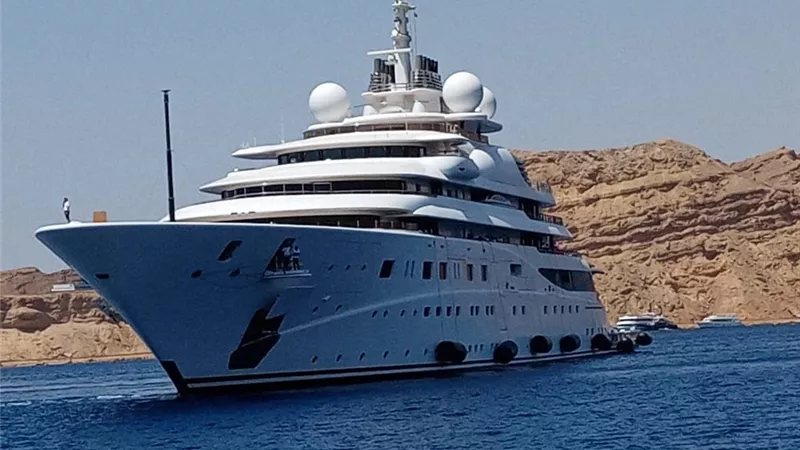 وصول اليخت السياحي A1 والسفينة M2 المصاحبة لسرب اليخوت الامارتية لميناء شرم الشيخ البحري