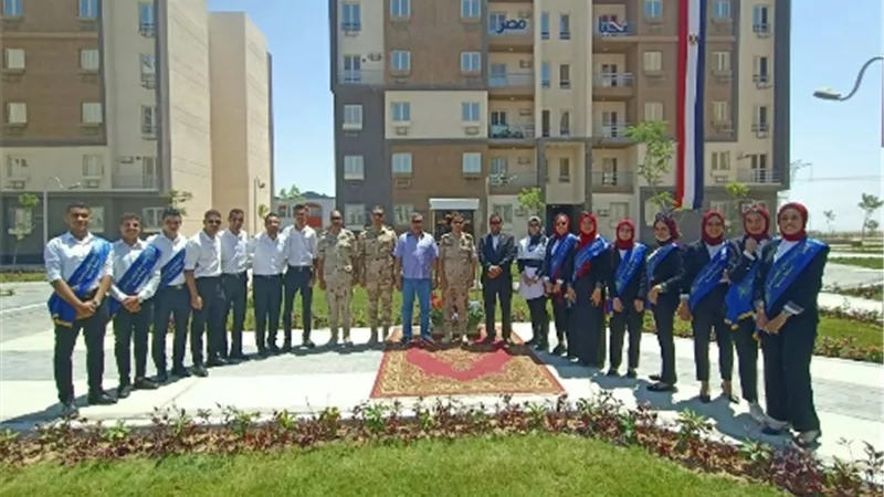 طلاب جامعة بنها يشاركون الرئيس السيسي افتتاح عددا من المشروعات السكنية بالمدن الجديدة