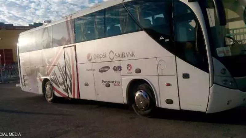 حافلة الزمالك تصل ستاد الاسماعيلية.. واللاعبون يتفقدون ارضية الملعب