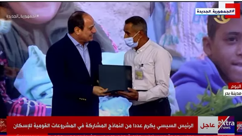 الرئيس السيسي يوجه التحية للشعب المصري.. ويؤكد: «مستعد أسمع أى حاجة وأى نقد.. أنا دايمًا صريح وصادق»
