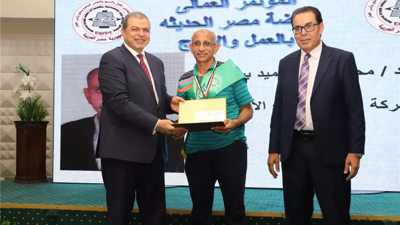 وزير القوى العاملة ورئيس نقابة النسيج يكرمون ٥٠ عامل غزل.. صور