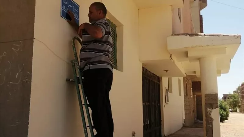 إستكمال أعمال تركيب لوحات بأسماء الشوارع فى مدينة رأس غارب