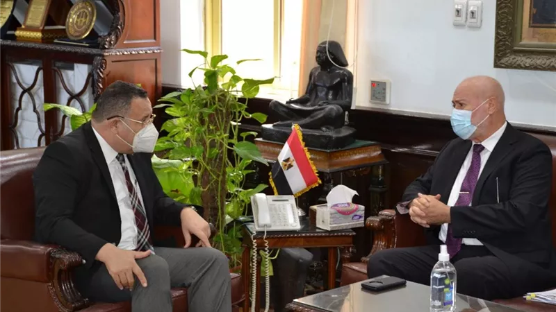 د عبد العزيز قنصوة ود صلاح الين الجعفرى مستشارالشيخ محمد بن راشد ال مكتوم بحثا سبل التعاون لاجراء 100عملية بالمجان لقلوب الاطفال