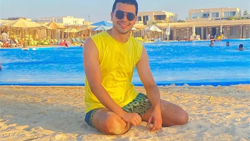 شاهد .. محمد أنور يستمتع باجازته الصيفية على البحر