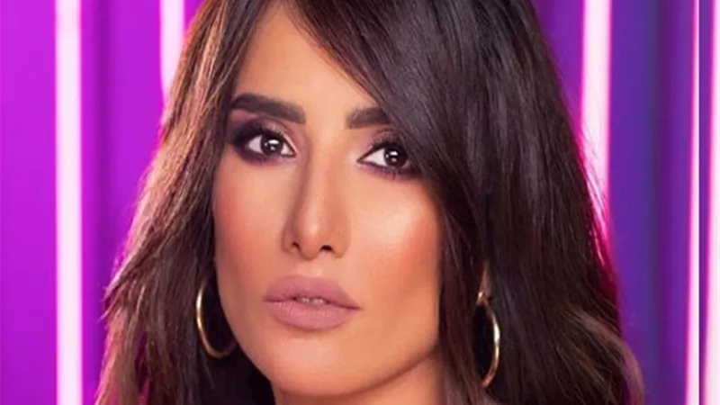 زينة تبهر متابعيها بإطلالة مبهجة على البحر .. صور
