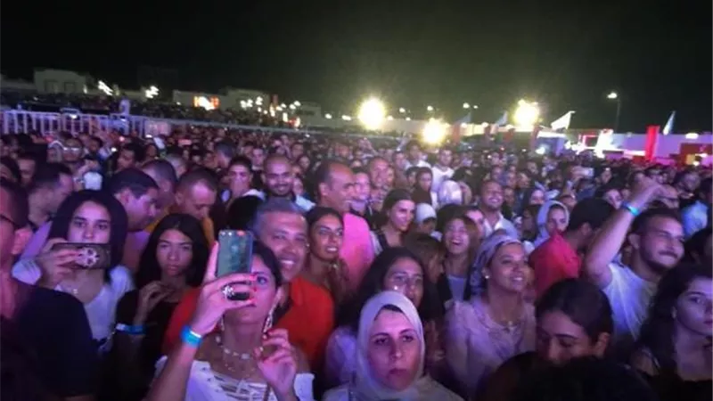 مصدر أمنى ينفى اطلاق قنابل غاز على تجمعات المواطنين أمام مكان إقامة حفل عمرو دياب بمدينة العلمين